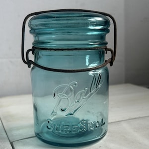 Tarro de conservas antiguo Ball Sure Seal, color azul aguamarina, pinta, asa de alambre de la década de 1910, tarro de conservas repujado, decoración rústica de granja. imagen 1