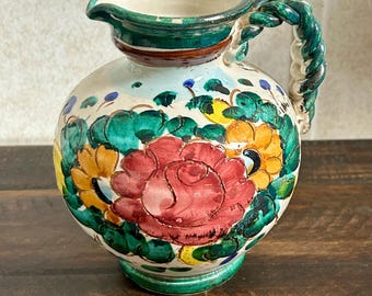 Jarra de loza estilo Talavera de mayólica española vintage pintada a mano con asa retorcida y diseño floral.