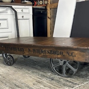 1800年代のアンティーク、ナッツカート/コーヒーテーブル。修復済み。インダストリアルな雰囲気。植物ホルダーとしても最適です。ハンドルは取り外し可能です。インテリアとしても最適です。