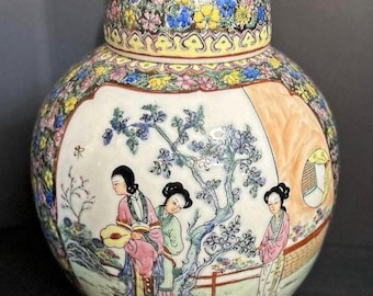Pote de Gengibre Vintage Chinês Famille Rose | Pote de Porcelana Pintado à Mão com Cena da Corte | Vaso Decorativo Chinoiserie com Tampa (Década de 1960)