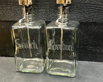 Set di decanter vintage di metà secolo per Scotch e Bourbon, con decorazioni incise e pompe cromate.