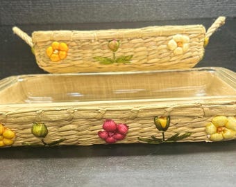 Set di casseruole vintage Pyrex in vimini, 2 misure grandi, include pirofila Pyrex, cestini floreali e teglie da forno.