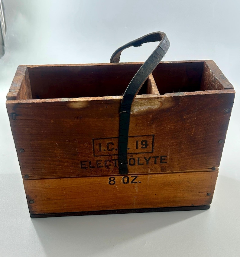Antique Kodel Radio Battery Box I.C. 19 Electrolyte 8 Oz