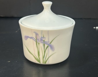 Vintage Corningware Corelle Shadow Iris Sugar Bowl With Lid. In fantastic condition. Nice home decor. Vintage Corning . Kitchen decor