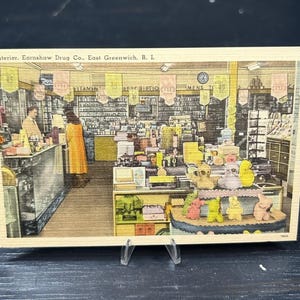 Intérieur de la pharmacie Earnshaw, vintage des années 30, Seconde Guerre mondiale, Greenwich, Rhode Island.  Carte postale. Tout neuf ! Impressionnant papier éphémère de collection. Oeuvre d'art