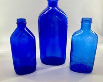 Lotto di bottiglie vintage blu cobalto da farmacia Phillips per latte di magnesia, decorazione in vetro per farmacia.