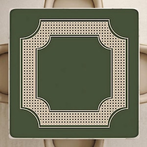 Könnte beinhalten: Ein quadratischer Tisch mit einer dunkelgrünen Oberfläche und einem dekorativen cremefarbenen Rand mit einem sich wiederholenden geometrischen Gittermuster. Der Tisch ist von vier beigen Polsterstühlen mit gesteppten Rückenlehnen umgeben, von oben betrachtet.