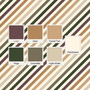 Op de afbeelding: Een kleurenpalet met zeven vierkante stalen met de labels Liver, Deer, Camel Tan, Parchment, Virgo, Crocodile en Light Khaki. De stalen zijn geplaatst op een achtergrond van diagonale strepen in bijpassende tinten bruin, groen en cr&egrave;me.