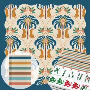 Pode incluir: Um conjunto de pe&ccedil;as de mahjong com fundo creme e um padr&atilde;o repetitivo de palmeiras azuis e leopardos amarelos. As pe&ccedil;as exibem listras horizontais em azul, bege e laranja, com s&iacute;mbolos de drag&otilde;es verdes e vermelhos e uma pe&ccedil;a joker.