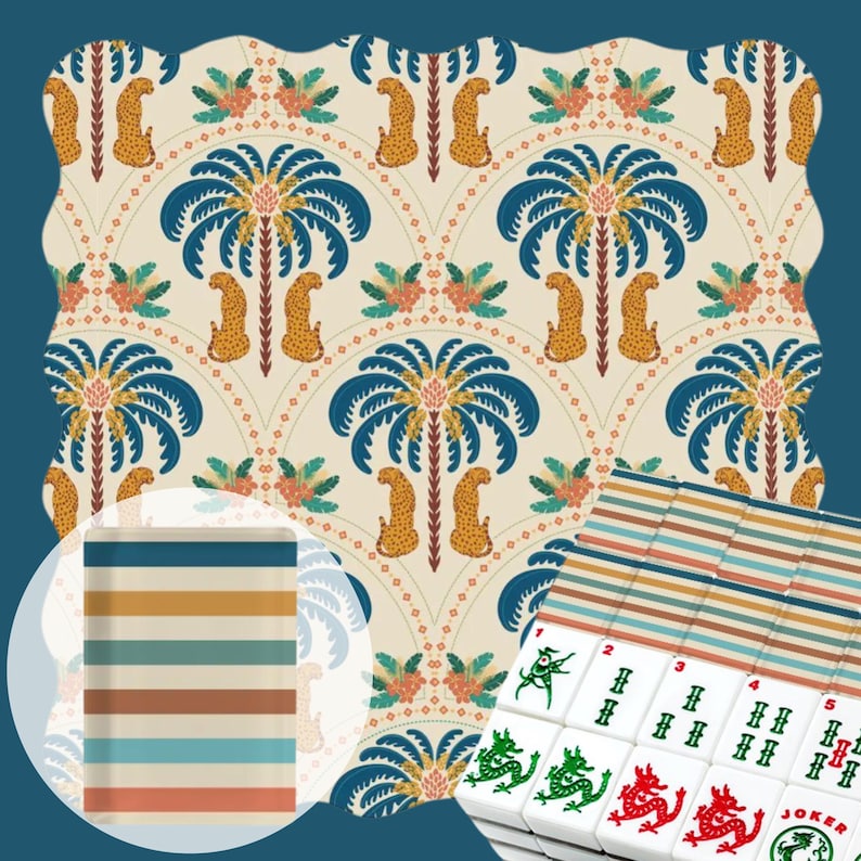 Pode incluir: Um conjunto de pe&ccedil;as de mahjong com fundo creme e um padr&atilde;o repetitivo de palmeiras azuis e leopardos amarelos. As pe&ccedil;as exibem listras horizontais em azul, bege e laranja, com s&iacute;mbolos de drag&otilde;es verdes e vermelhos e uma pe&ccedil;a joker.