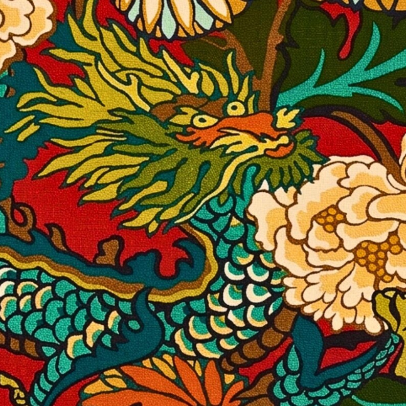 Puede incluir: Una tela textil con un patr&oacute;n repetitivo de un drag&oacute;n verde y amarillo con un dise&ntilde;o de escamas texturizadas, intercalado con grandes flores color crema y naranja sobre un fondo rojo vibrante con follaje verde oscuro.
