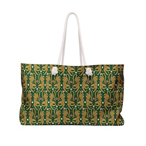 Peut inclure: Grand sac fourre-tout vert avec un motif répété de guépards dorés et d'étoiles blanches. Le sac a des poignées en corde blanche et des accents blancs. Ce sac est idéal pour transporter des articles de plage ou des articles quotidiens.