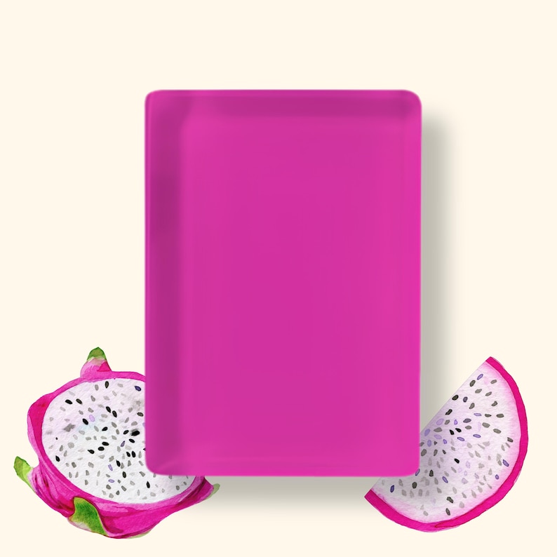 Peut inclure: Un bloc rectangulaire solide d'un magenta vibrant positionn&eacute; au centre. Sur les c&ocirc;t&eacute;s inf&eacute;rieur gauche et droit se trouvent deux illustrations de fruit du dragon, montrant la chair blanche avec de petites graines noires et une peau rose vif.