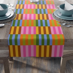 Peut inclure: Une tasse en céramique blanche avec une anse noire et le texte "But First, Coffee" dans un style manuscrit. La tasse est sur une surface blanche. La tasse mesure environ 10 cm de haut.