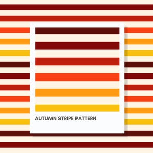 Op de afbeelding: Een rechthoekige grafische print met een herhalend horizontaal strepenpatroon in tinten donkerbruin, dieprood, feloranje, goudgeel en cr&egrave;me. De tekst AUTUMN STRIPE PATTERN is in donkergrijs onderaan de witte rand gedrukt.