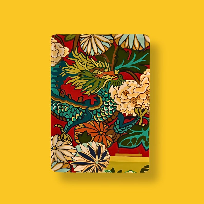 Puede incluir: Una impresi&oacute;n rectangular que presenta un drag&oacute;n verde central con un cuerpo largo y escamas, rodeado de grandes flores detalladas en tonos crema, naranja y amarillo. El fondo es de color rojo intenso y el dise&ntilde;o est&aacute; enmarcado por un borde amarillo.