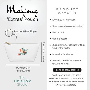 K&ouml;nnte beinhalten: Wei&szlig;e 'Mahjong Extras' Tasche mit einem bunten Vogeldesign. Die kleine Tasche hat einen flachen Boden, einen goldenen Rei&szlig;verschluss und misst 12 cm hoch und 22 cm lang.