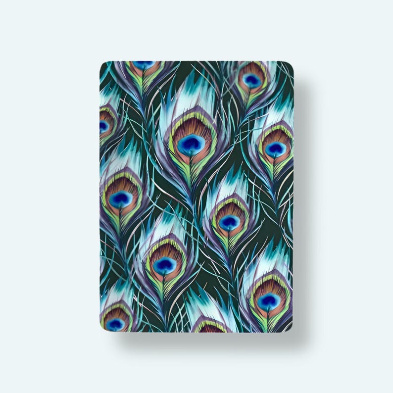 Puede incluir: Un panel de tela rectangular con un patr&oacute;n repetitivo de plumas de pavo real. El dise&ntilde;o muestra tonos vibrantes de azul verdoso, azul profundo, verde esmeralda y bronce sobre un fondo oscuro, resaltando los intrincados detalles oculares.