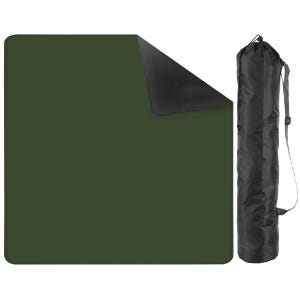 Peut inclure: Une couverture d'extérieur carrée avec une surface supérieure vert olive foncé unie et un dessous noir texturé, présentée dépliée avec un coin replié. Un sac de transport cylindrique noir assorti avec cordon et bandoulière.