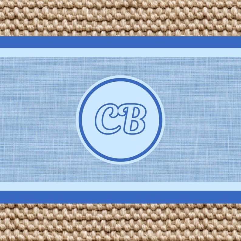K&ouml;nnte beinhalten: Ein rechteckiges Grafikdesign mit einem hellblauen Mittelfeld in Leinenoptik, das von dunkelblauen und hellblauen horizontalen R&auml;ndern umgeben ist. Ein kreisf&ouml;rmiges Emblem in der Mitte enth&auml;lt die fetten, dunkelblauen Gro&szlig;buchstaben CB.
