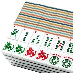 Pode incluir: Um conjunto de pe&ccedil;as retangulares de mahjong dispostas em filas. As faces frontais apresentam ilustra&ccedil;&otilde;es de drag&otilde;es verdes e vermelhos, naipes de bambu numerados e pe&ccedil;as Joker circulares. Os versos exibem um padr&atilde;o de listras horizontais.