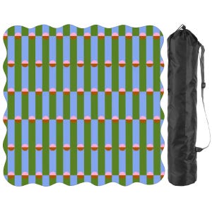 Peut inclure: Un tapis de yoga à motifs avec un bord ondulé présente des rayures verticales vertes et bleues, accentuées de cercles roses et marron. Un sac de transport noir avec une bandoulière est inclus pour le rangement et le transport.