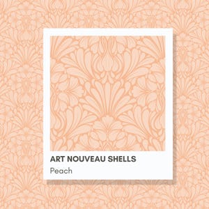 Op de afbeelding: Een perzikkleurig Art Nouveau-patroon met gestileerde schelpachtige bloemmotieven. De afbeelding bevat een witte rechthoek met de tekst "ART NOUVEAU SHELLS" en "Peach". De achtergrond herhaalt hetzelfde patroon.