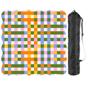 Peut inclure: Un tapis de yoga coloré avec un motif à carreaux dans les tons de rose, bleu, vert, orange et jaune. Le tapis a un bord ondulé et est accompagné d'un sac de transport noir avec une bandoulière.