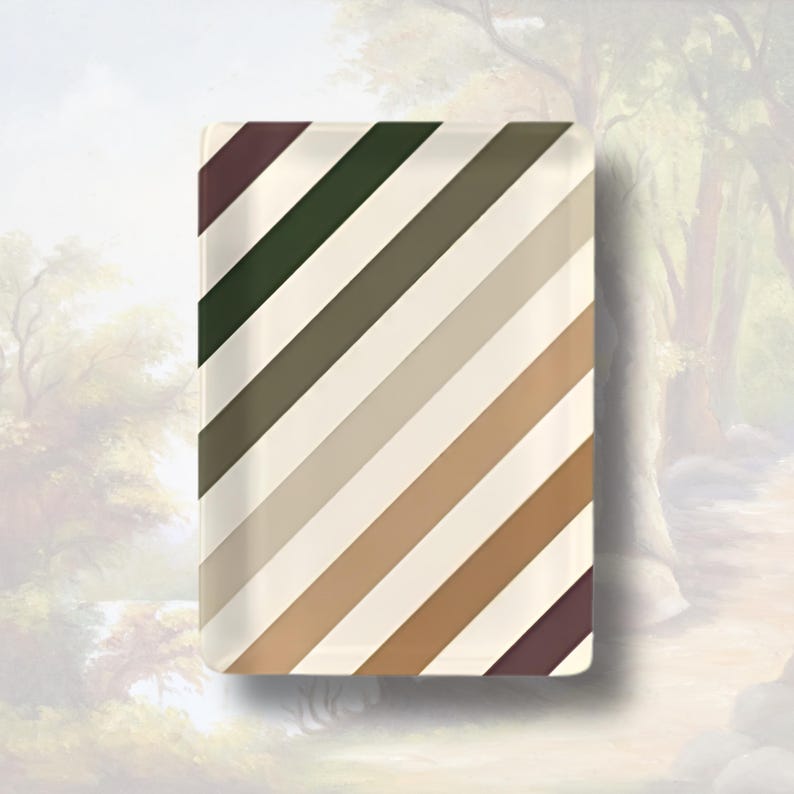 Op de afbeelding: Een rechthoekig glazen dienblad met een patroon van diagonale strepen in afwisselende tinten donkergroen, cr&egrave;me, beige, bruin en diep bordeauxrood. Het oppervlak is glad en glanzend, met strepen die van linksboven naar rechtsonder lopen.