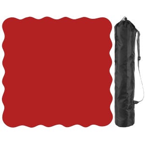 Könnte beinhalten: Eine quadratische rote Matte mit gewelltem Rand und eine schwarze zylindrische Tragetasche mit Kordelzug und verstellbarem Schultergurt zum Transportieren und Aufbewahren der Matte im zusammengerollten Zustand.