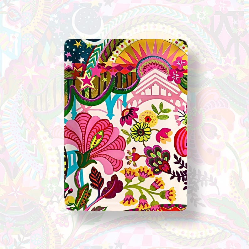 K&ouml;nnte beinhalten: Eine rechteckige Oberfl&auml;che mit einem lebendigen, mehrfarbigen Blumen- und Himmelsmuster. Das Design umfasst gro&szlig;e rosa Bl&uuml;ten, gelbe Blumen, gr&uuml;ne Bl&auml;tter und einen dunkelblauen Sternenhimmel-Abschnitt mit rosa Sternen und einem goldenen Sonnenmotiv.