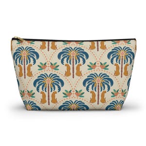 Peut inclure: Une trousse de maquillage beige avec un motif répété de palmiers bleus, de léopards oranges et d'éléments floraux. Le sac a une fermeture éclair noire et une tirette dorée.