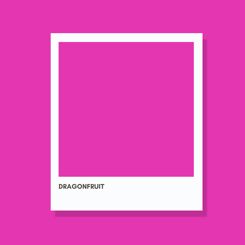 Peut inclure: Une impression graphique carr&eacute;e pr&eacute;sentant un centre magenta vibrant encadr&eacute; par une &eacute;paisse bordure blanche. Le mot DRAGONFRUIT est imprim&eacute; dans une police sans empattement noire nette en bas &agrave; gauche de la bordure blanche sur fond magenta.
