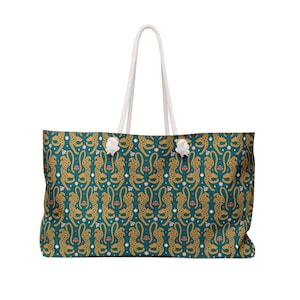 Peut inclure: Grand sac fourre-tout avec un fond turquoise et un motif répété de guépards dorés, de fleurs et d'étoiles. Le sac a des poignées en corde blanche et des accents blancs.