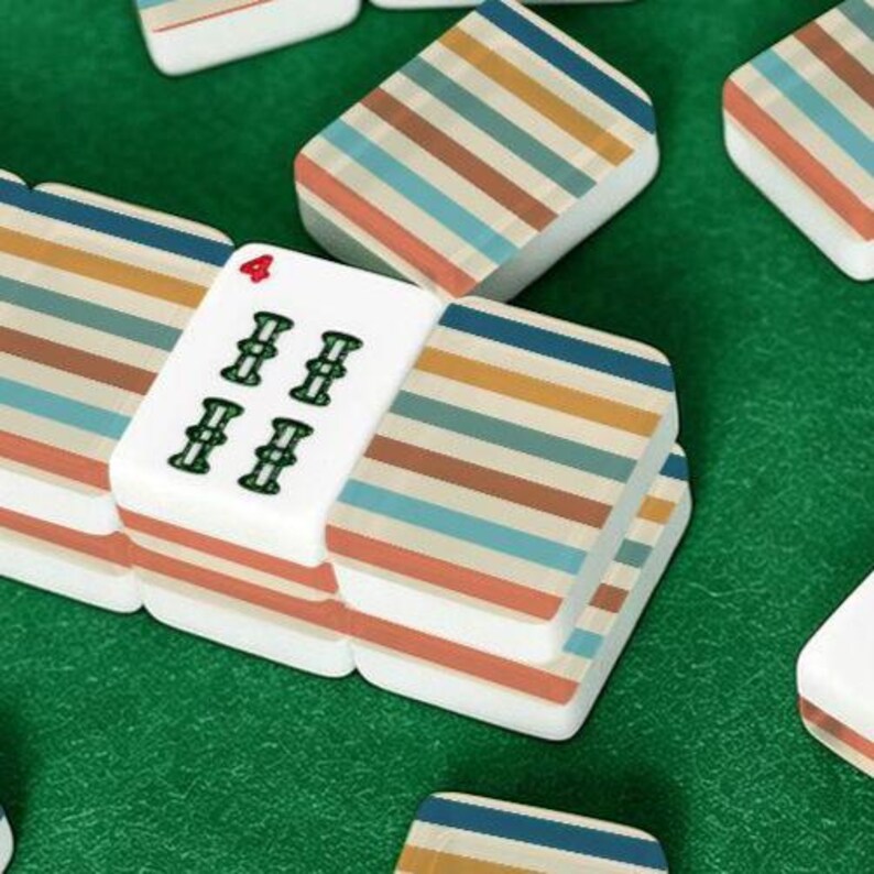 Pode incluir: Um conjunto de pe&ccedil;as retangulares de mahjong com base branca e um padr&atilde;o repetitivo de finas listras horizontais em tons de azul, bege e marrom. Uma pe&ccedil;a exibe o n&uacute;mero quatro em vermelho e quatro s&iacute;mbolos de bambu na cor verde.