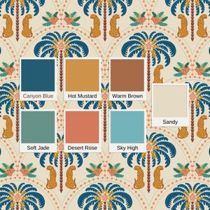 Pode incluir: Um padr&atilde;o de papel de parede repetitivo com palmeiras estilizadas, leopardos e elementos florais num fundo creme. Sete amostras de cor est&atilde;o sobrepostas, rotuladas como Canyon Blue, Hot Mustard, Warm Brown, Sandy, Soft Jade, Desert Rose e Sky High.