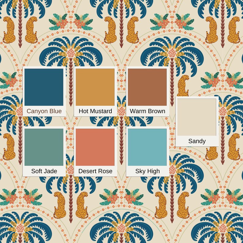 Pode incluir: Um padr&atilde;o de papel de parede repetitivo com palmeiras estilizadas, leopardos e elementos florais num fundo creme. Sete amostras de cor est&atilde;o sobrepostas, rotuladas como Canyon Blue, Hot Mustard, Warm Brown, Sandy, Soft Jade, Desert Rose e Sky High.