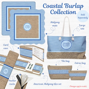 K&ouml;nnte beinhalten: Coastal Burlap Kollektion mit hellblauen und beigen Mahjong-Matten aus Jute, einer gro&szlig;en Tragetasche, einem Kartenetui, Taschen f&uuml;r Spielsteine und Zubeh&ouml;r sowie Schieberechen. Aufschriften: Coastal Burlap Collection, CB, Carrie's Tiles, Carrie's Extras.