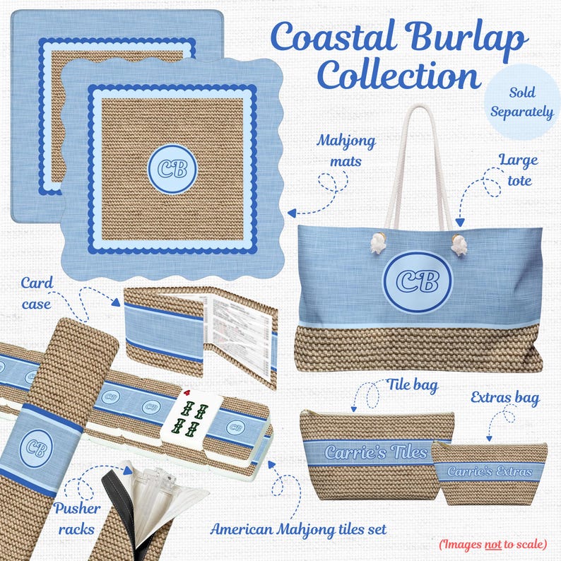 K&ouml;nnte beinhalten: Coastal Burlap Kollektion mit hellblauen und beigen Mahjong-Matten aus Jute, einer gro&szlig;en Tragetasche, einem Kartenetui, Taschen f&uuml;r Spielsteine und Zubeh&ouml;r sowie Schieberechen. Aufschriften: Coastal Burlap Collection, CB, Carrie's Tiles, Carrie's Extras.