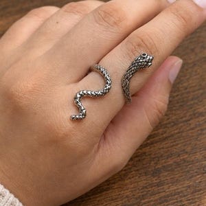 Schlangenring aus oxidiertem Silber, gotisches Schlangenmotiv, verstellbarer Schmuck