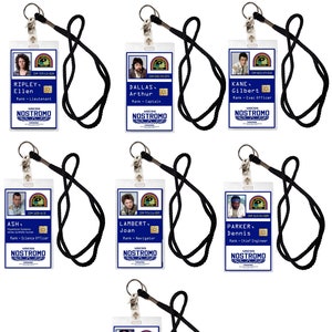 Pode incluir: Seis crachás de identificação de plástico com cordões pretos. Cada crachá apresenta uma foto de um personagem do filme Alien, seu nome, posto e as palavras "USCSS NOSTROMO".