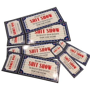 Könnte beinhalten: Ein Satz von acht roten, weißen und blauen Ticket-Stubs mit dem Text "Willkommen zur Scheißshow, Die größte Show der Welt, Plätze in der ersten Reihe".