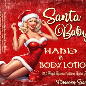 Könnte beinhalten: Santa Baby Hand & Body Lotion, eine 237 ml Flasche 100% vegane botanische, beruhigende Butterlotion mit Zimtduft. Das Etikett zeigt eine Frau im Vintage-Stil, die als Weihnachtsmann verkleidet ist.