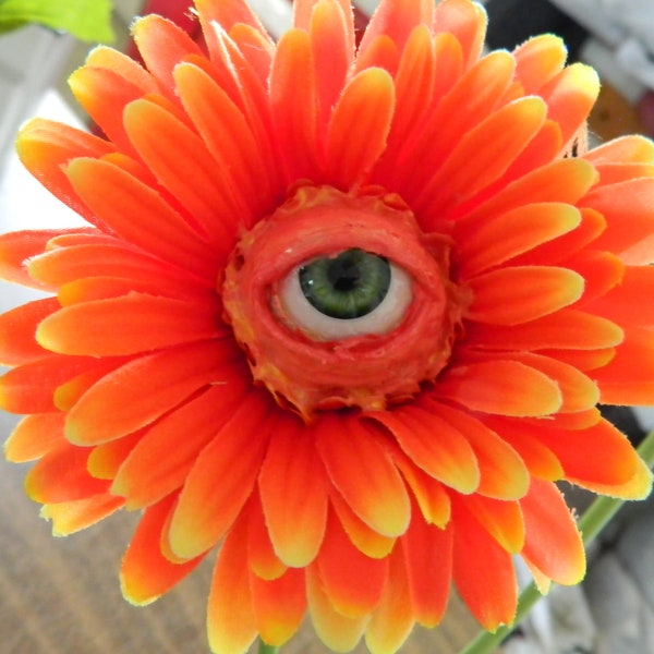 Halloween Prop Freaky Flowers - Seidenblumen mit realistischem Acrylauge