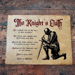 Puede incluir: Una ilustración en blanco y negro de un caballero arrodillado con una espada en la mano. La imagen está sobre un fondo de pergamino con el texto "The Knight's Oath" en letras rojas. El texto debajo de la imagen dice: "Be without fear in the face of your enemies. Be brave and upright that God may love thee. Speak the truth always, even if it leads to your death. Safeguard the helpless, and do no wrong. That is your oath. Arise a knight."