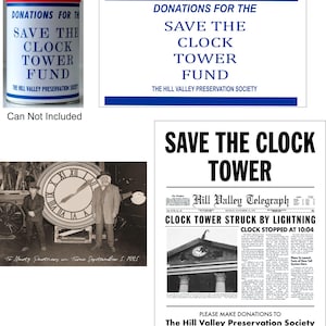 Può includere: Un ritaglio di giornale in bianco e nero con il titolo "Clock Tower Struck By Lightning". L'articolo parla della Torre dell'Orologio di Hill Valley che è stata colpita da un fulmine e l'orologio si è fermato alle 10:04. L'articolo menziona anche i piani per lanciare test di un nuovo sistema di pedaggio. Il giornale è l'Hill Valley Telegraph, datato 14 settembre 1955.