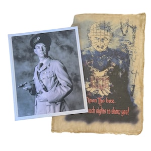 Puede incluir: Una fotografía en blanco y negro de un hombre con uniforme militar sosteniendo un objeto pequeño. La foto está junto a un cartel de estilo vintage con un gráfico de una figura con cabeza de pinchos y el texto "Abre la caja. ¡Tantas cosas que mostrarte!"