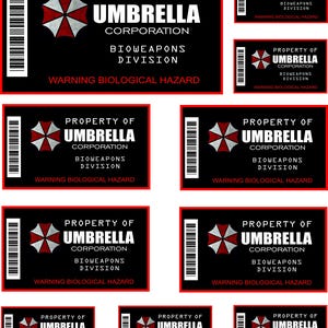 Könnte beinhalten: Neun schwarze und rote Warnhinweise mit dem Text "Property of Umbrella Corporation Bioweapons Division Warning Biological Hazard". Jedes Schild zeigt ein rotes und weißes Biohazard-Symbol.