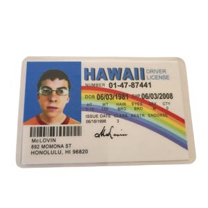 Op de afbeelding: Een Hawaiiaanse rijbewijs met de naam McLovin, nummer 01-47-87441 en een vervaldatum van 06/03/2008. De licentie bevat een foto, geboortedatum, lengte, gewicht, haar- en oogkleur en adres.