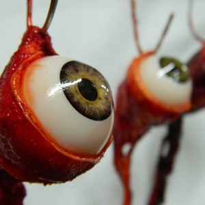 Adorno realista de ojo ensangrentado arrancado en un gancho - Accesorio de Halloween, decoración de Halloween de Dead Head Props